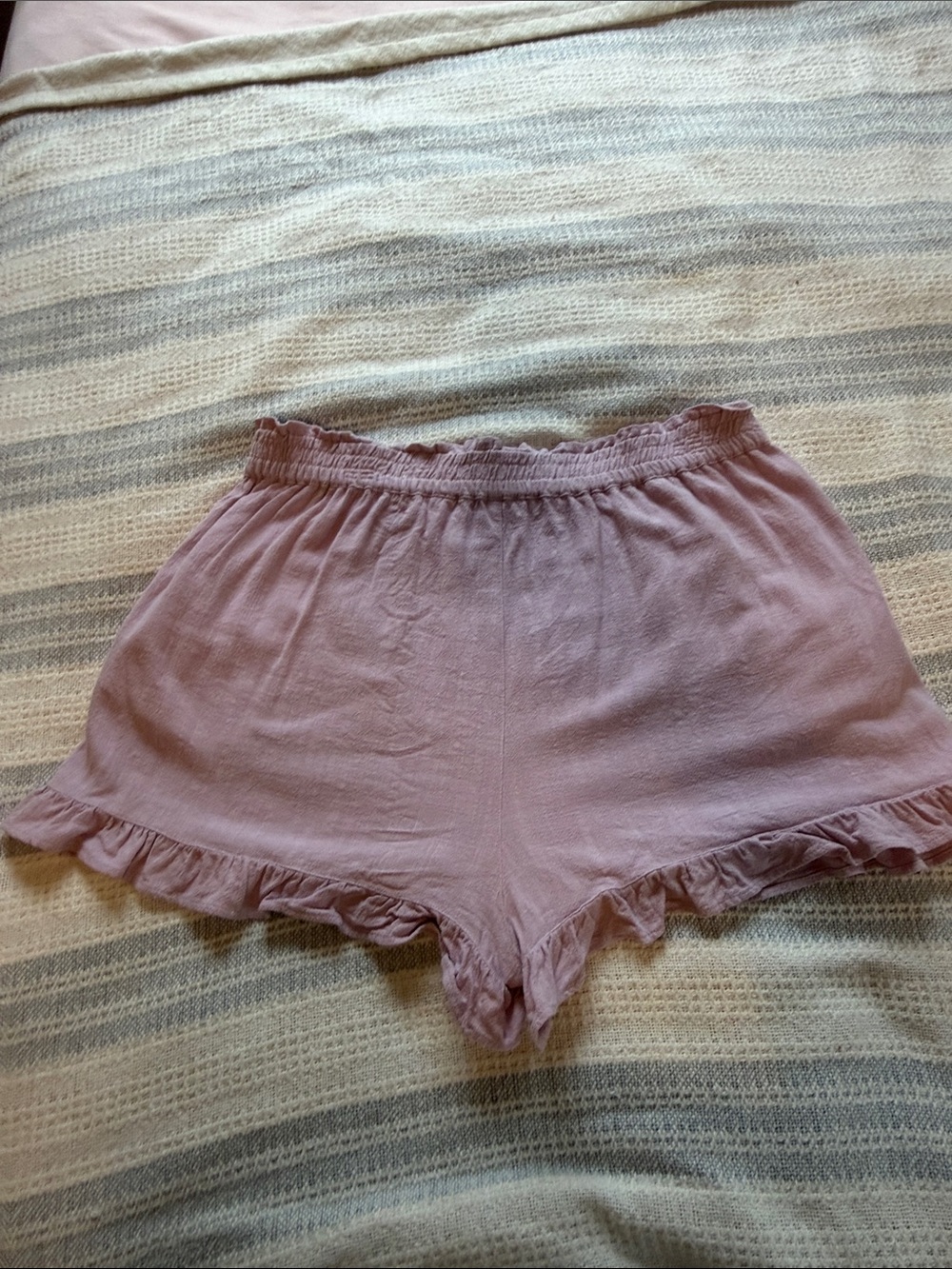 High-Waist Lavender Ruffle Shorts - Picture 4 of 6